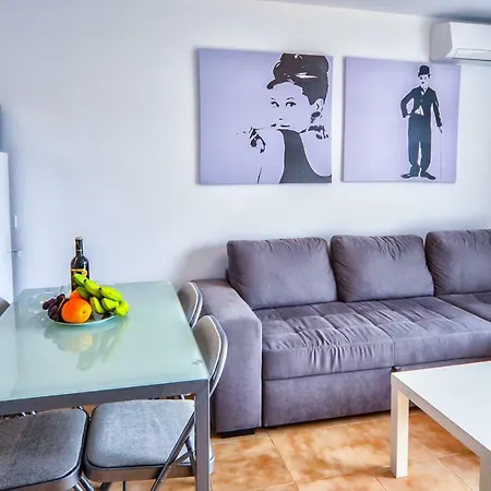 Apt With Sea View And Large Swimming Pool Daire