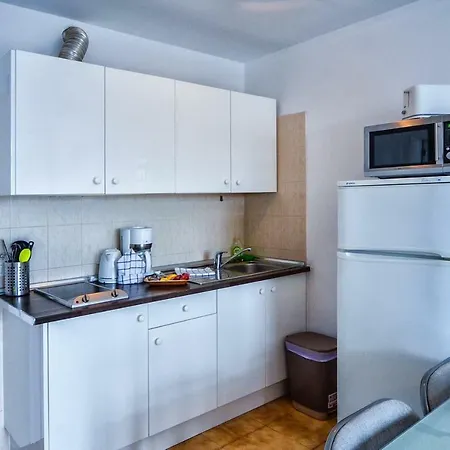 Apt With Sea View And Large Swimming Pool